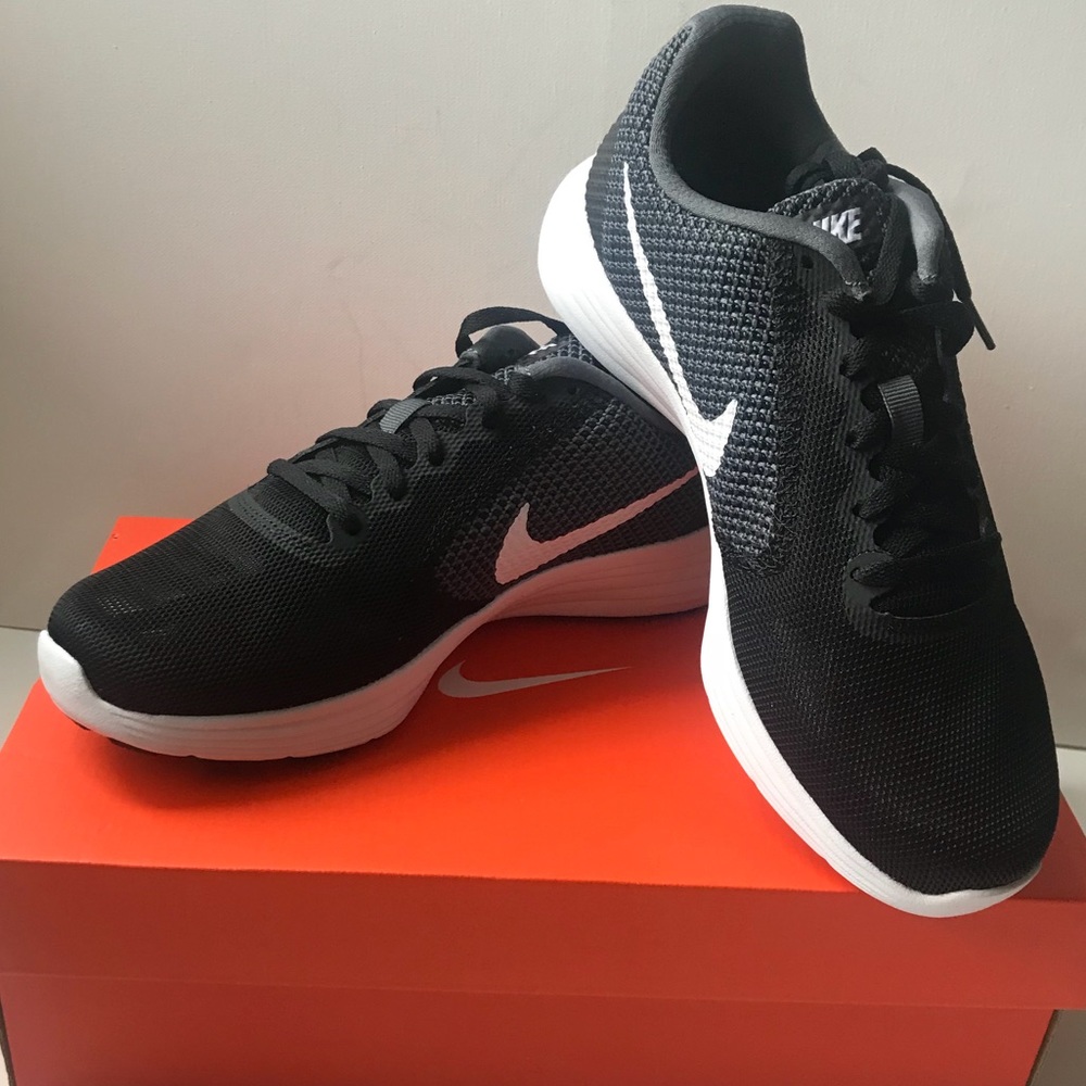 Nike revolution